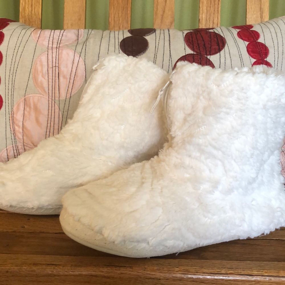 NEW Jaclyn Smith furry zip up slippers ivory size